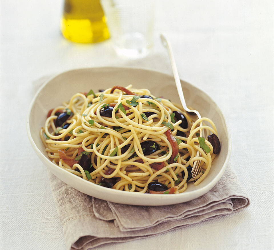 Espaguetis con anchoas y aceitunas