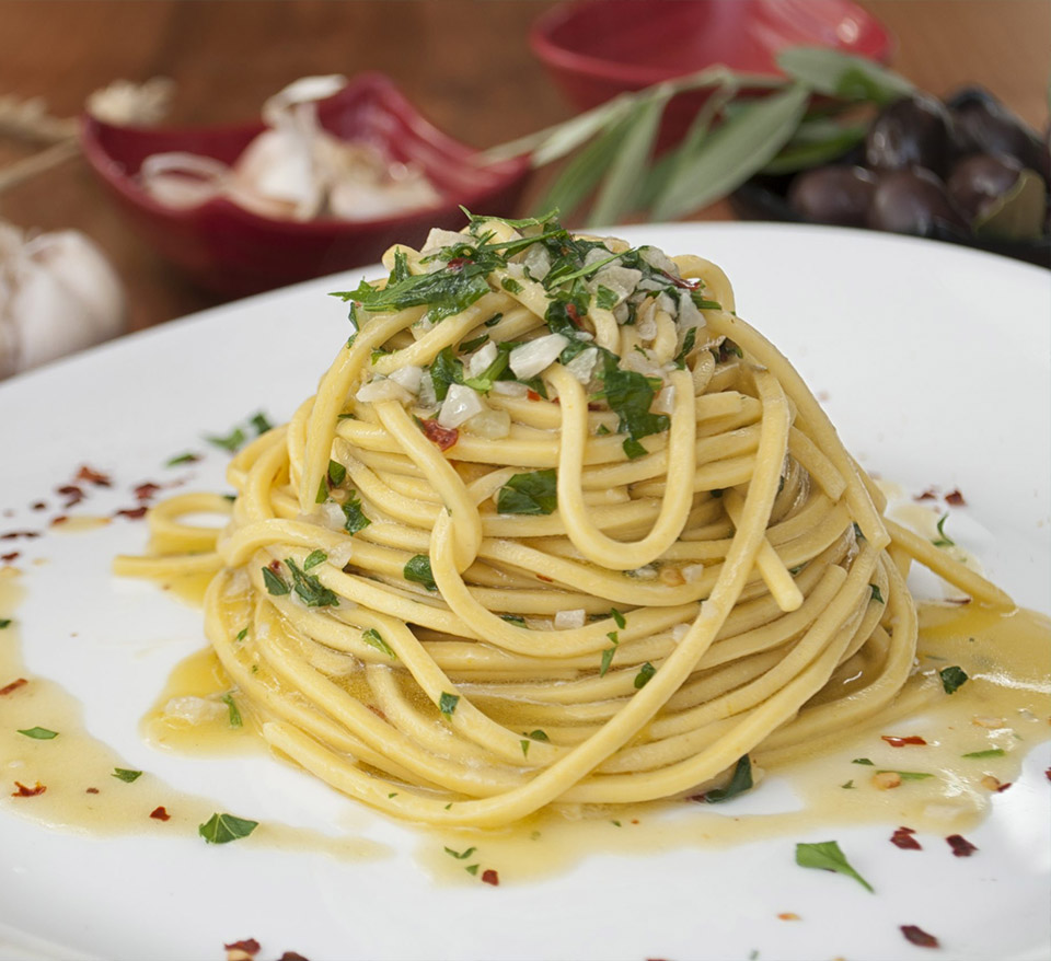 «Aglio, olio e peperoncino» (espaguetis con ajo y guindillas)