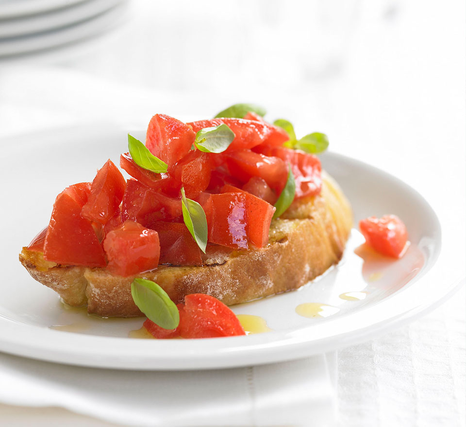 «Bruschetta» de tomate y albahaca